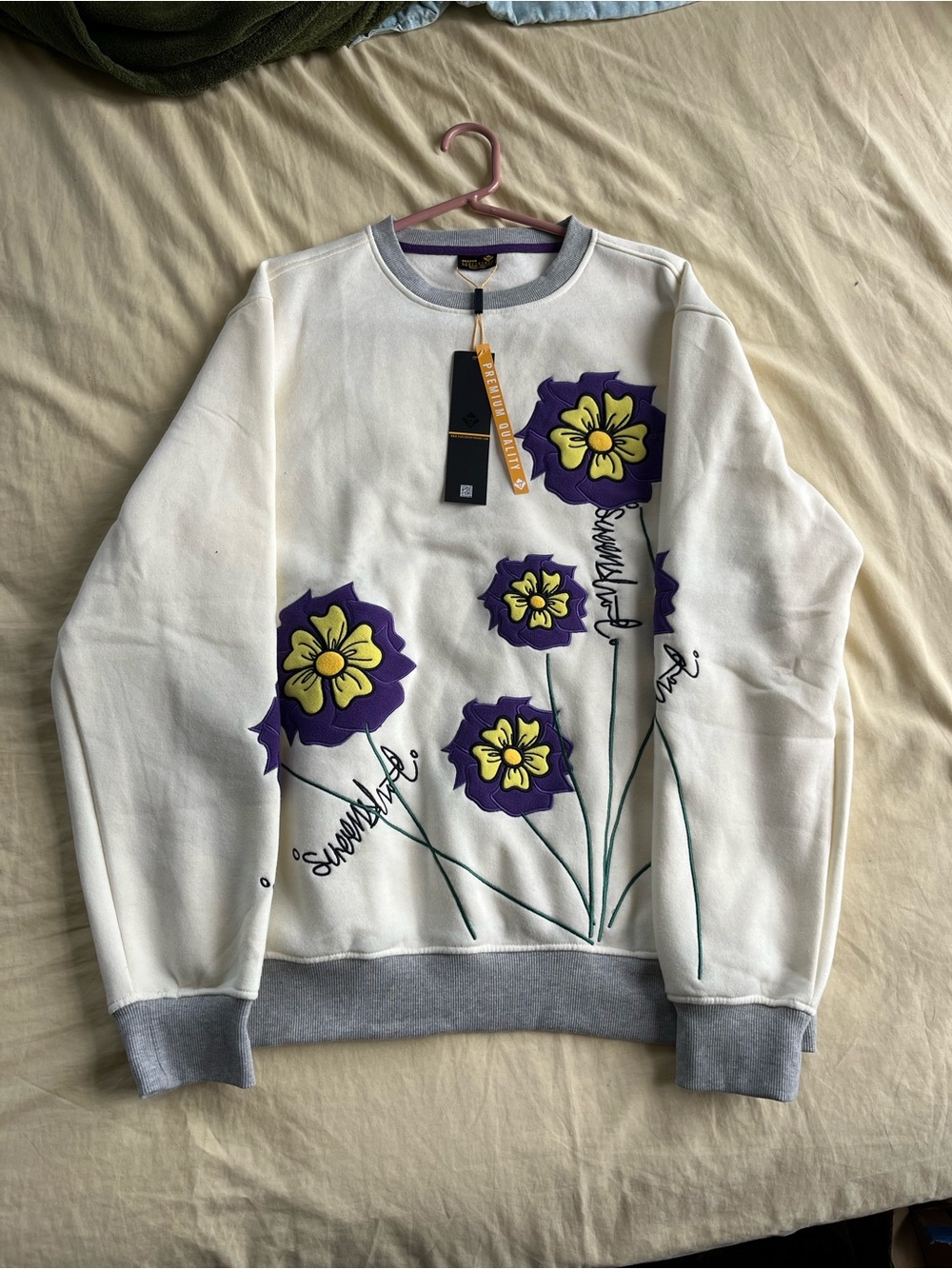 NWT Screenshot Brand Flower Emb Crewneck
Sweatshirt - Cream (Size L)